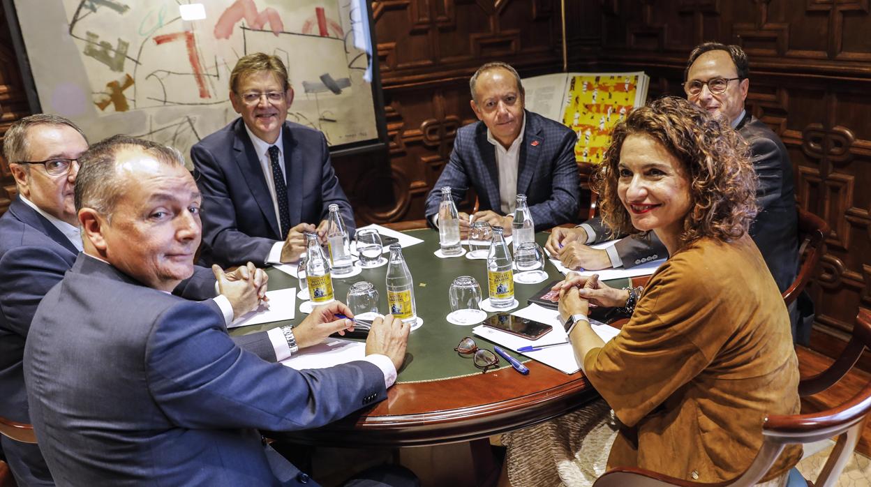La ministra de Hacienda, junto al presidente de la Generalitat, el conseller de su mismo ramo y los agentes sociales