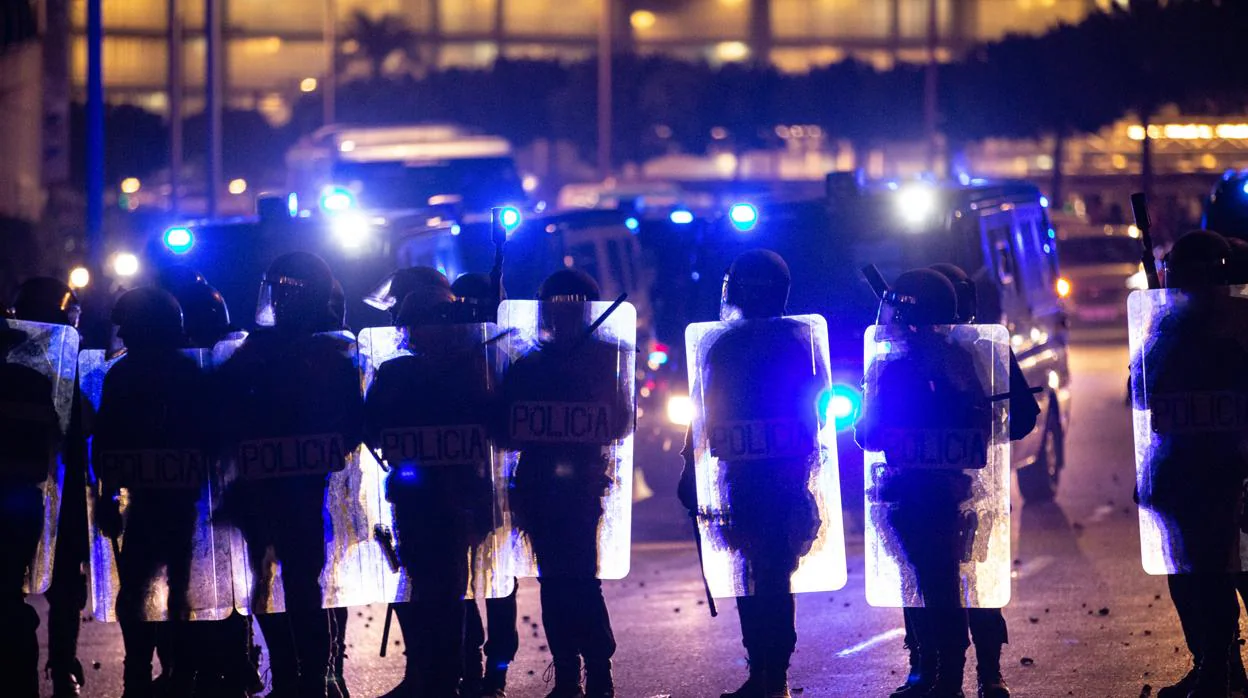 Policía preparada para intervenir en las calles de Barcelona