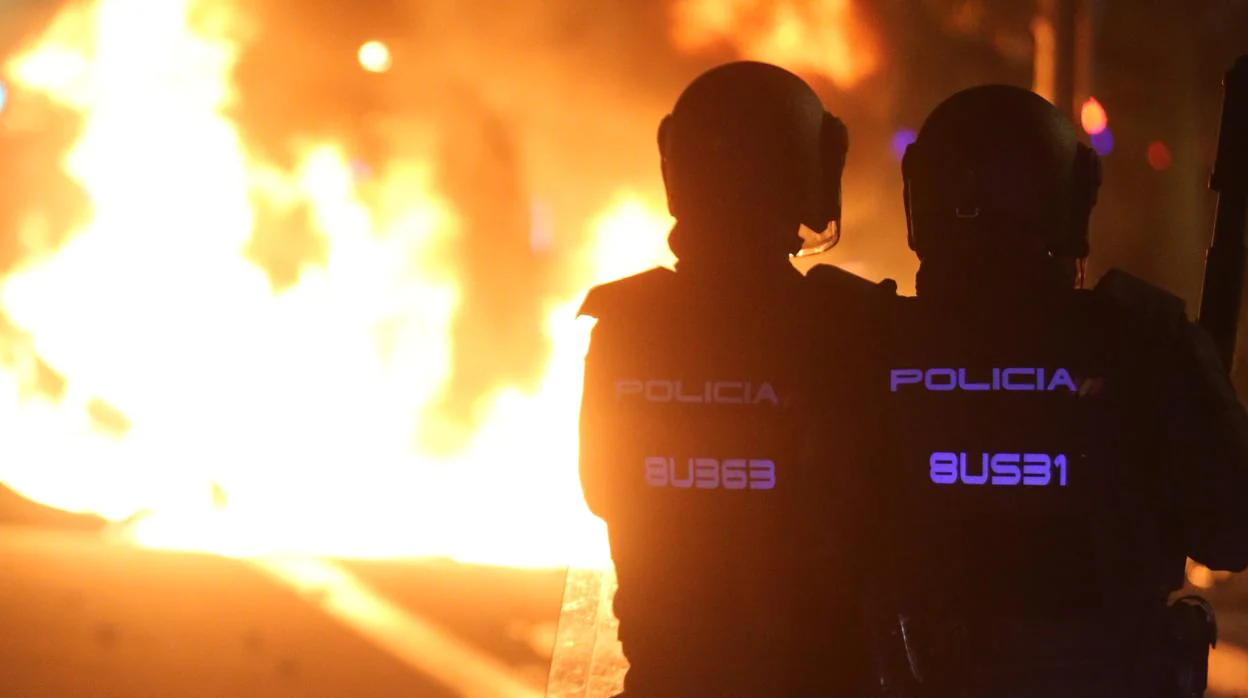 Agentes de la Policía Nacional en Barcelona, durante los disturbios