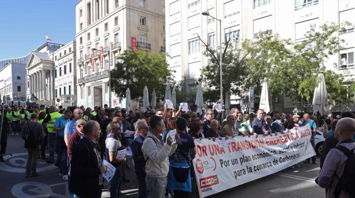 Trabajadores y vecinos de As Pontes en su protesta ante el Congreso