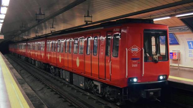 Regalos, magdalenas, un señor centenario y música en directo para celebrar el siglo del Metro de Madrid