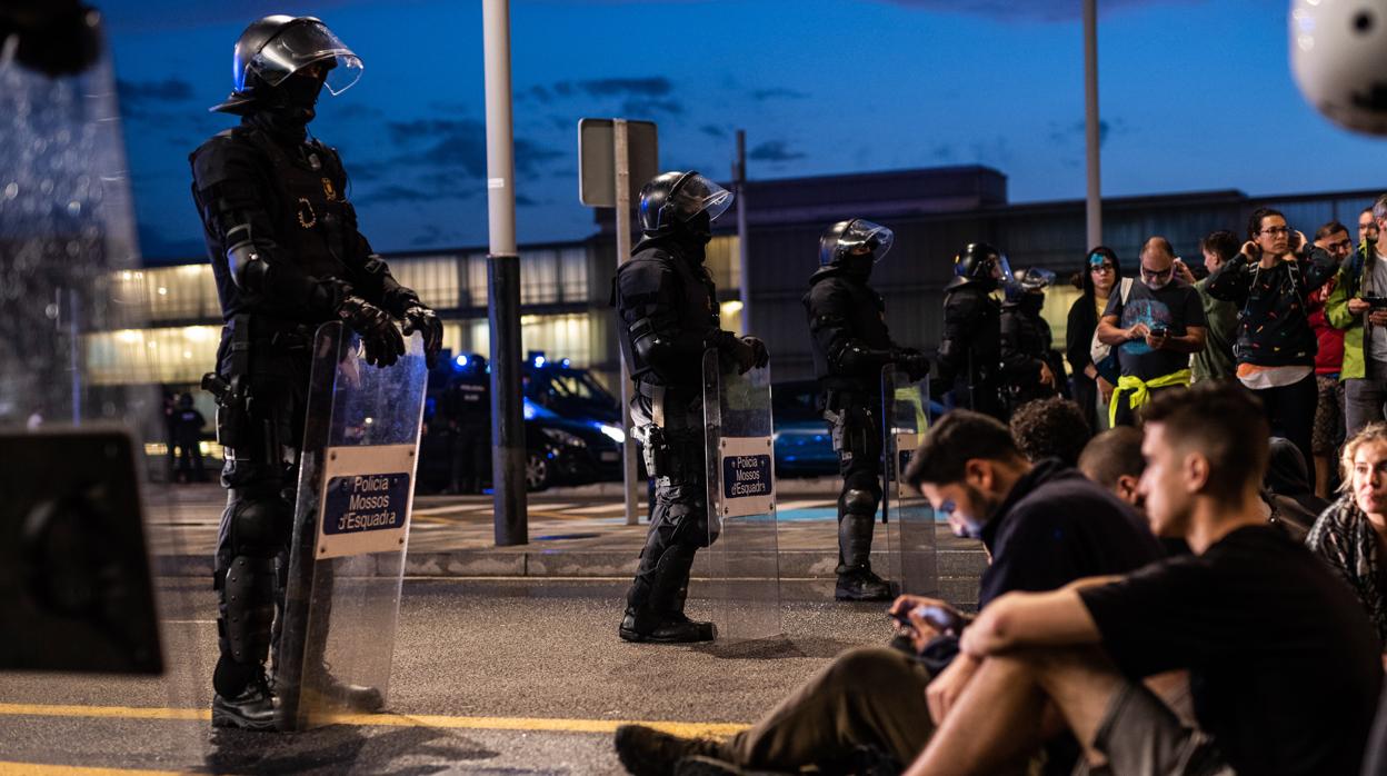 Agentes de los Mossos de Esquadra cercan la entrada al Aeropuerto de Barcelona