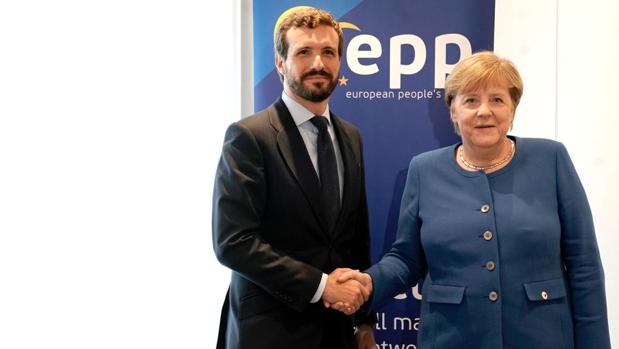 Casado informa a Merkel y Von der Leyen de la situación en Cataluña: «En España se cumple la ley»