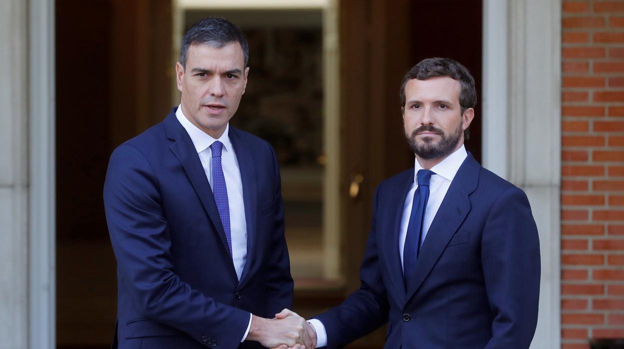 El presidente del Gobierno en funciones, Pedro Sánchez (i), recibe al líder del PP, Pablo Casado, en el Palacio de La Moncloa