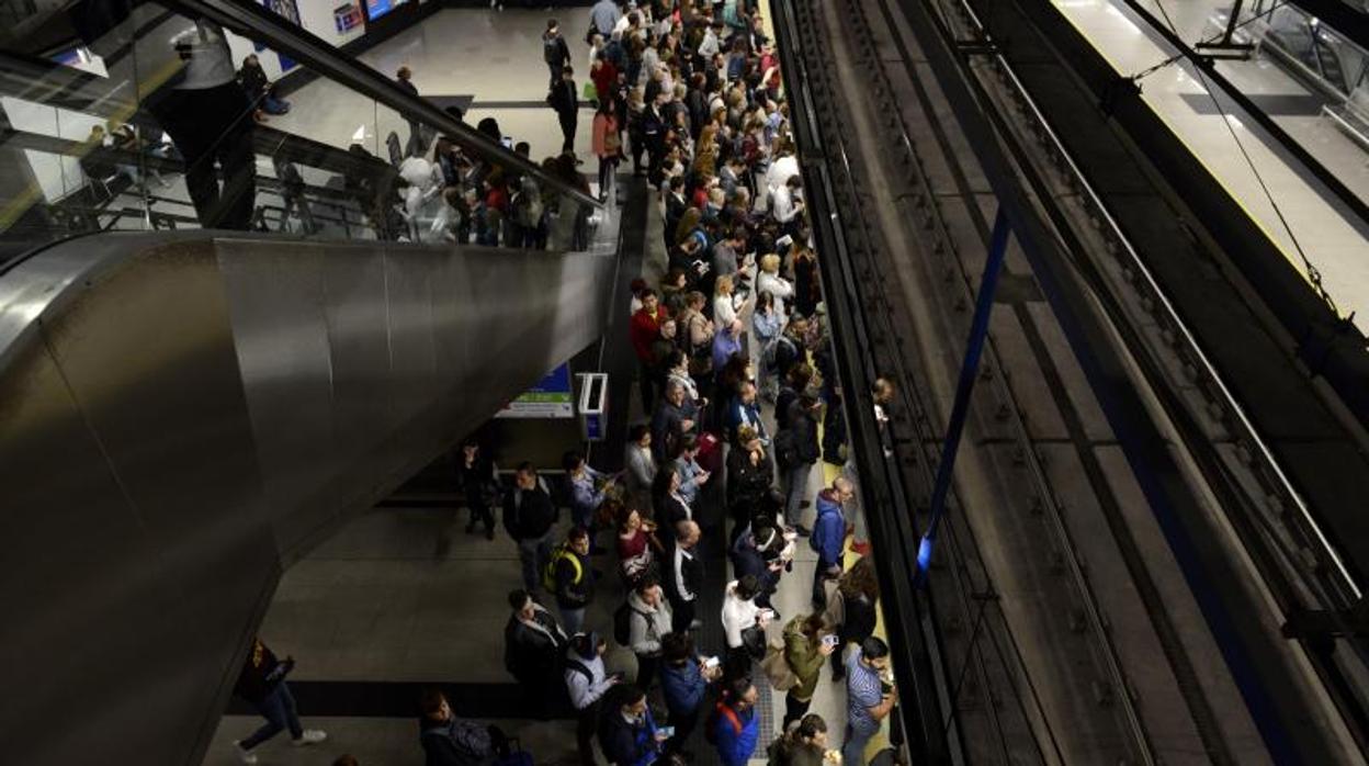 Andenes llenos en la estación de Metro de Nuevos Ministerios, esta mañana, en hora punta