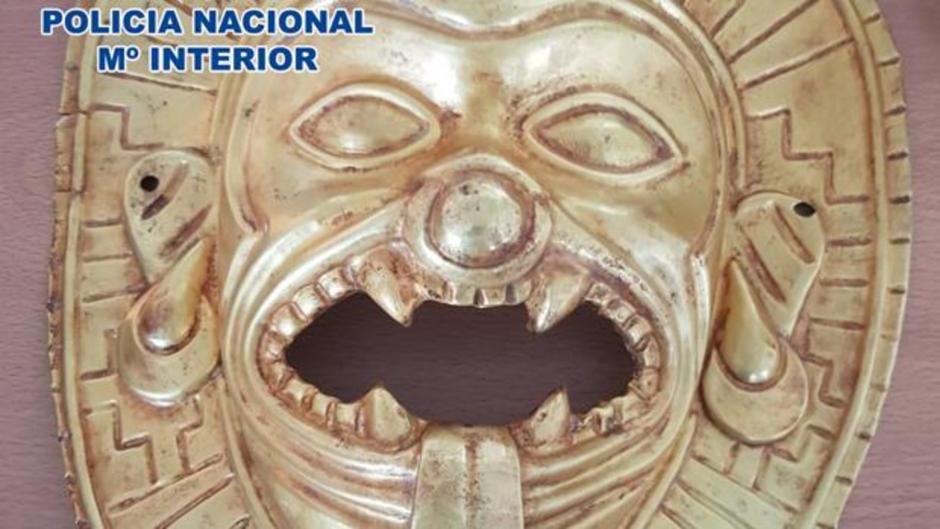 Dos expoliadores colombianos, detenidos en Barajas con una máscara de oro de 200.000 euros