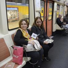 Maite y Lilian tras descubrir sus regalos en la primera parada de la Línea 1 de Metro, tras la salida de la cabecera desde las cocheras de Hortaleza