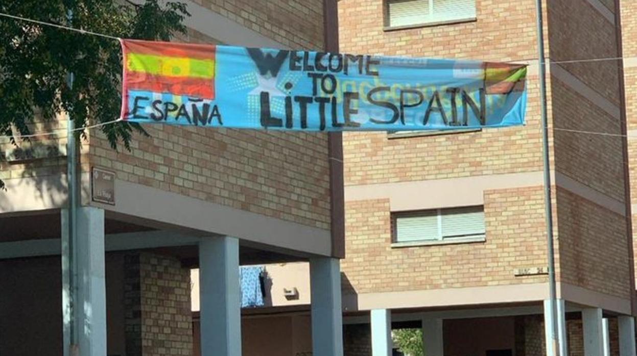 La pancarta que marca la entrada al improvisado «Little Spain» de Lérida