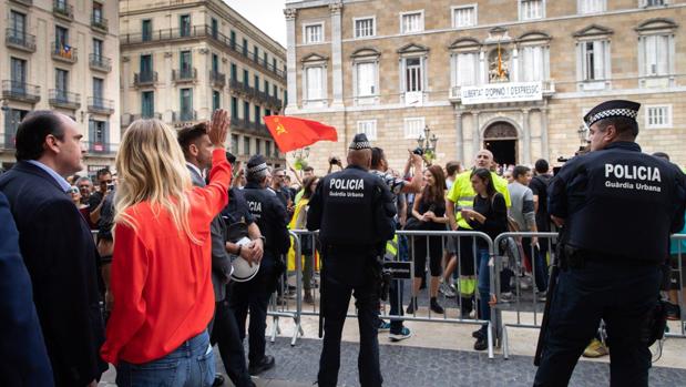 Manifestantes independentistas increpan a Álvarez de Toledo, que califica la huelga del 18-O como «golpista»