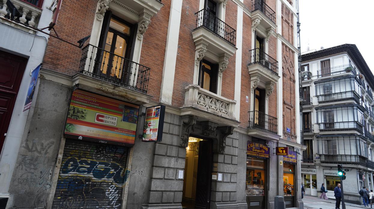 Fachada de uno de los inmuebles vendidos, en la calle del Barquillo, 22