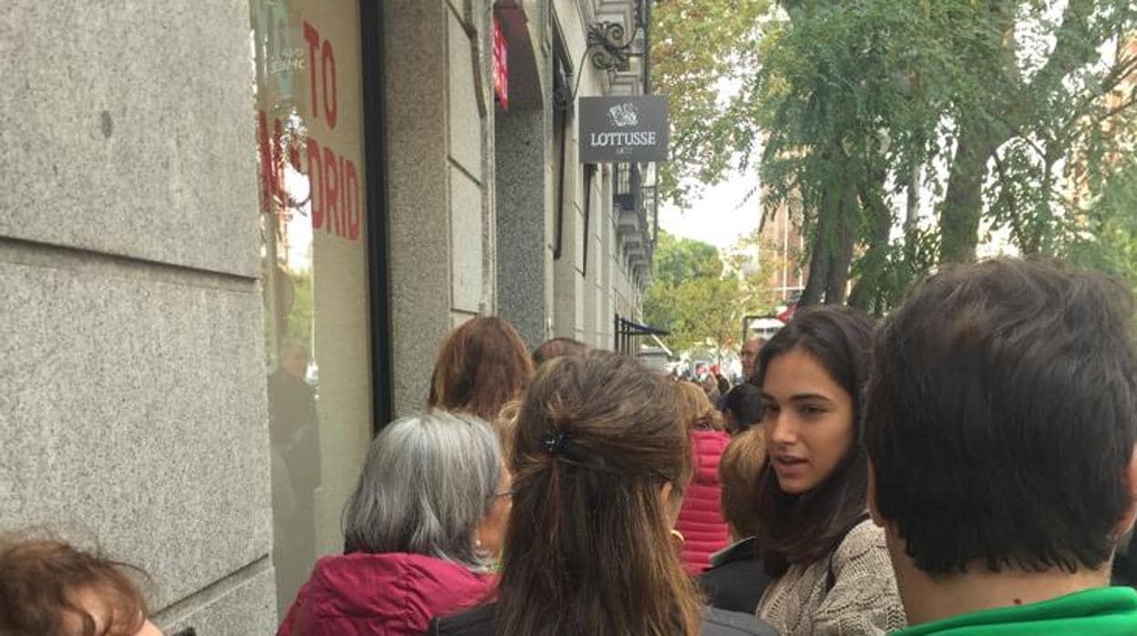 Varias personas hacen cola a las puertas de la tienda de Uniqlo en Madrid