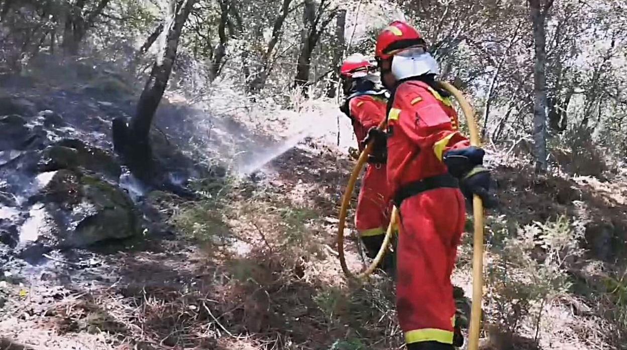 Captura de un vídeo de las labores de extinción del fuego durante el incendio de Cadalso