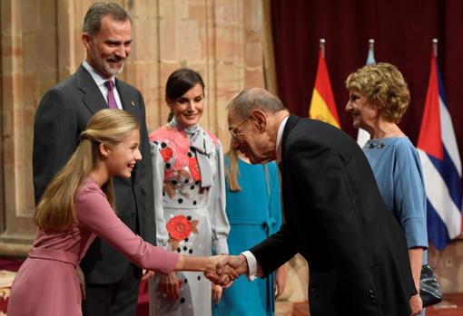 Javier Solana saludando a la Princesa Leonor