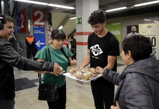 Viajeros de Metro, probando las magdalenas que se repartieron el jueves, día del centenario