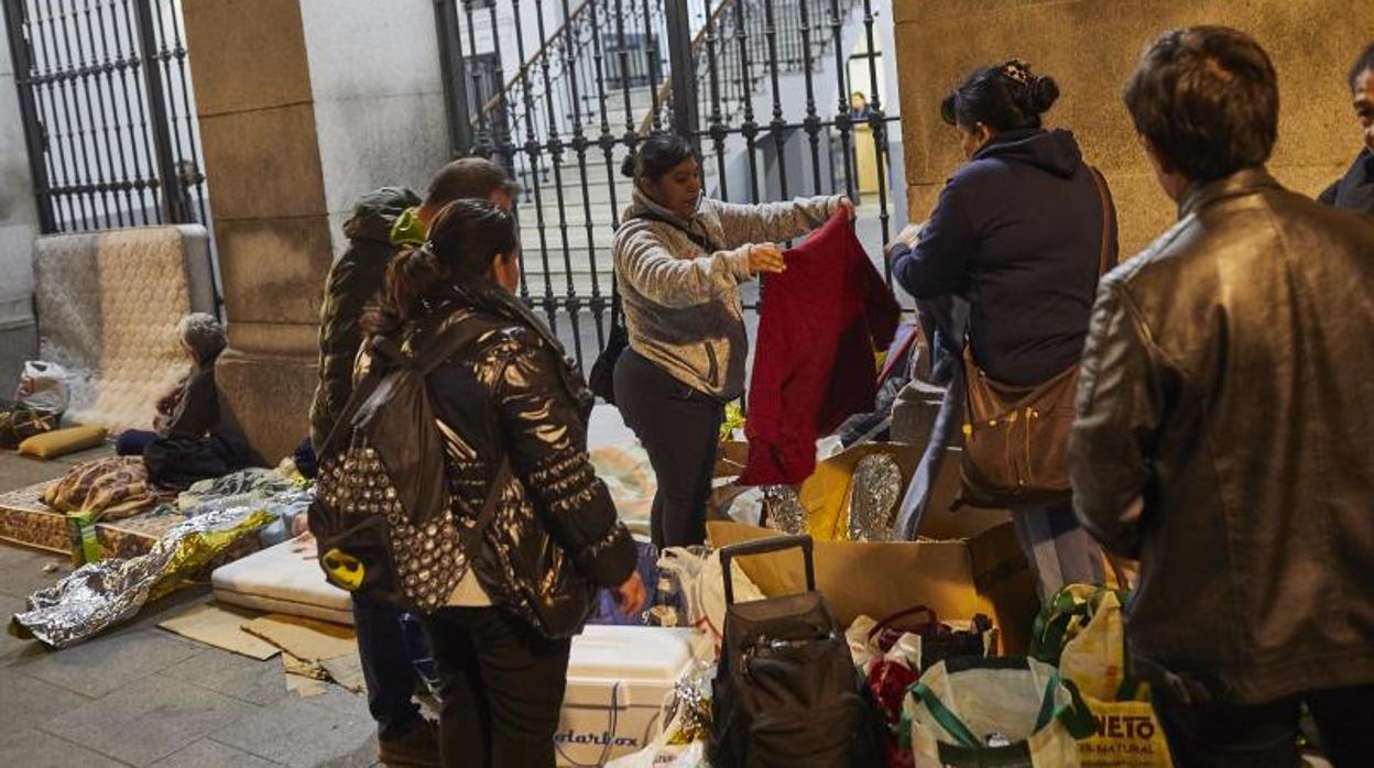 Los refugiados, ayer, a las puertas de la sede del Samur Social