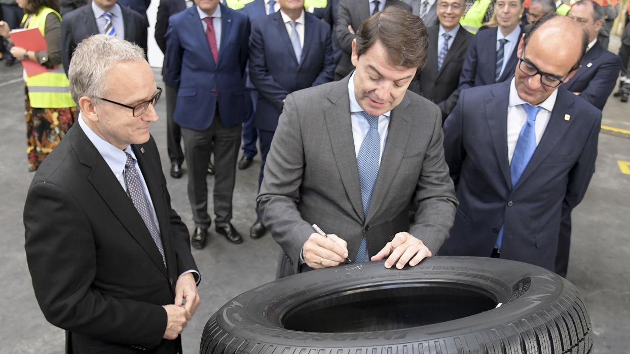 Mañueco durante syu visita a la fábrica de Bridgestone en Burgos