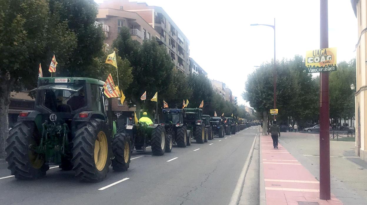 Acceso a Calatayud copado por los 150 tractores que se han concentrado en esta ciudad zaragozana para protestar por la situación del sector frutícola