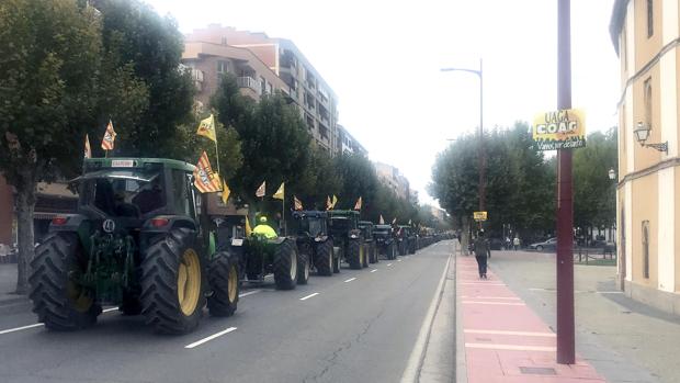 Masiva concentración de tractores en Calatayud para protestar por la crisis del sector frutícola