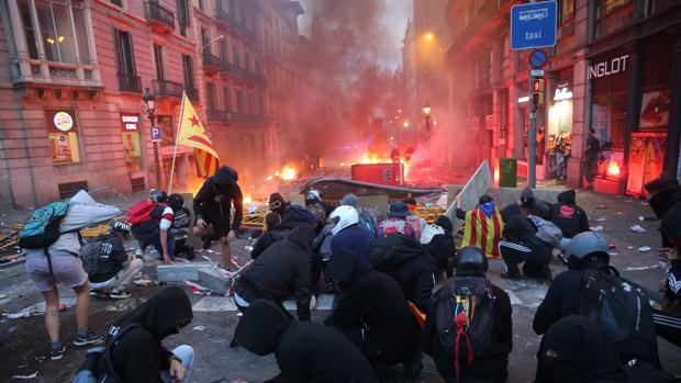 De la manifestación, al asedio brutal a la Jefatura Superior de la Policía en Barcelona