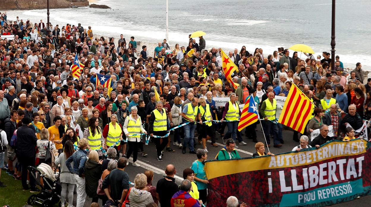 Miles de personas participan en la manifestación convocada en San Sebastián