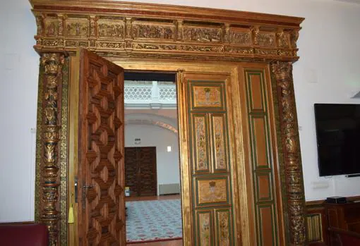 Una de las puertas utilizadas procedentes de otro palacio