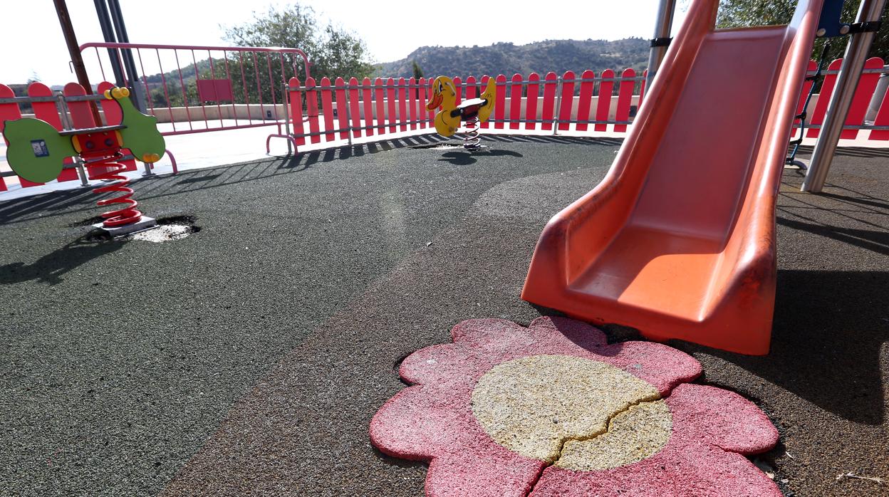 Estado que presenta el área infantil del parque del Corralillo de San Miguel