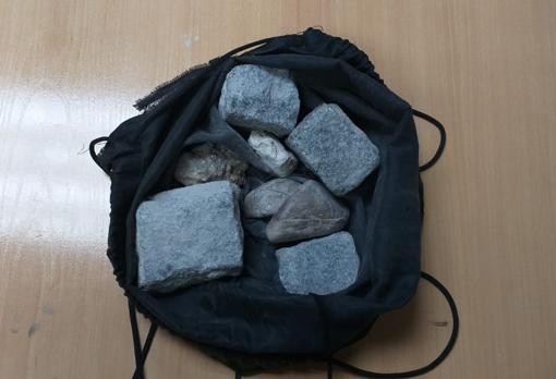 Piedras requisadas por la policía a los radicales