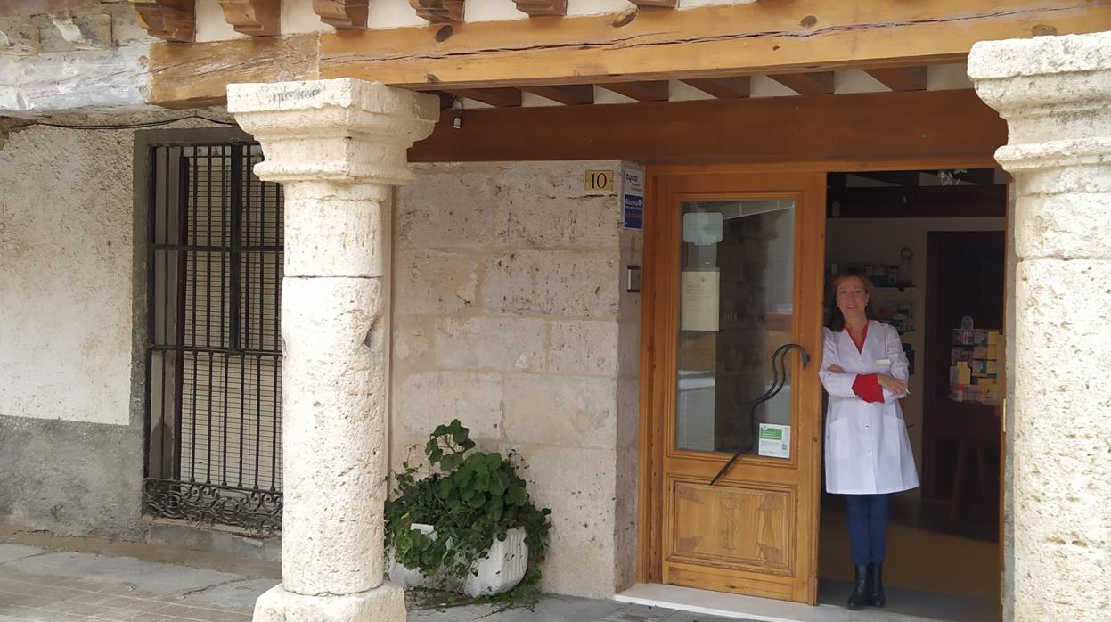 María Ángeles Fernández, en su farmacia de Tiedra (Valladolid)