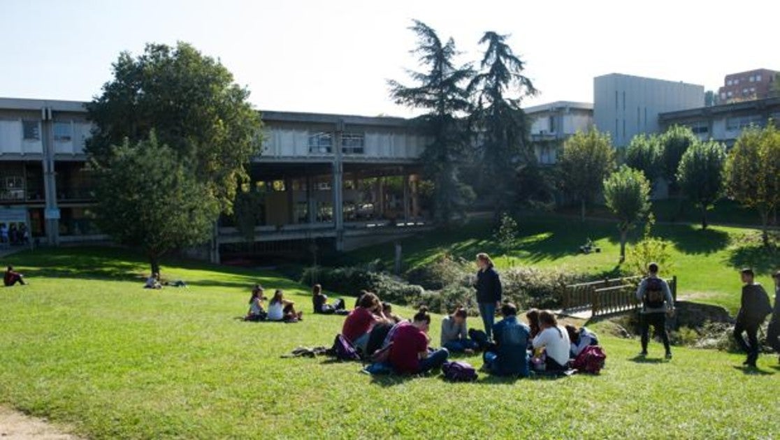 Estudiantes reunidos en el campus de la Universidad Autónoma de Barcelona