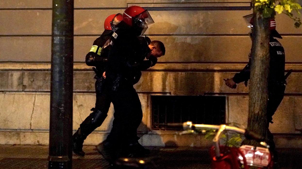 Altercados y manifestantes detenidos tras las protestas durante un acto de Vox en Bilbao