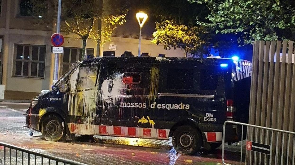 Los manifestantes se han ensañado con una furgonta de los Mossos