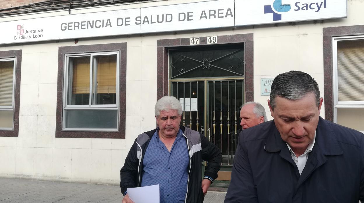 En primer término, el alcalde de Trabazos, tras registrar el documento