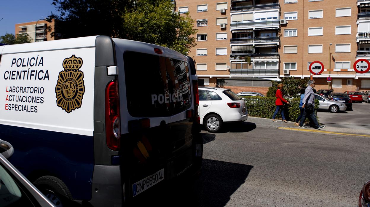 La Policía científica investiga lo sucedido en Ciudad Lineal