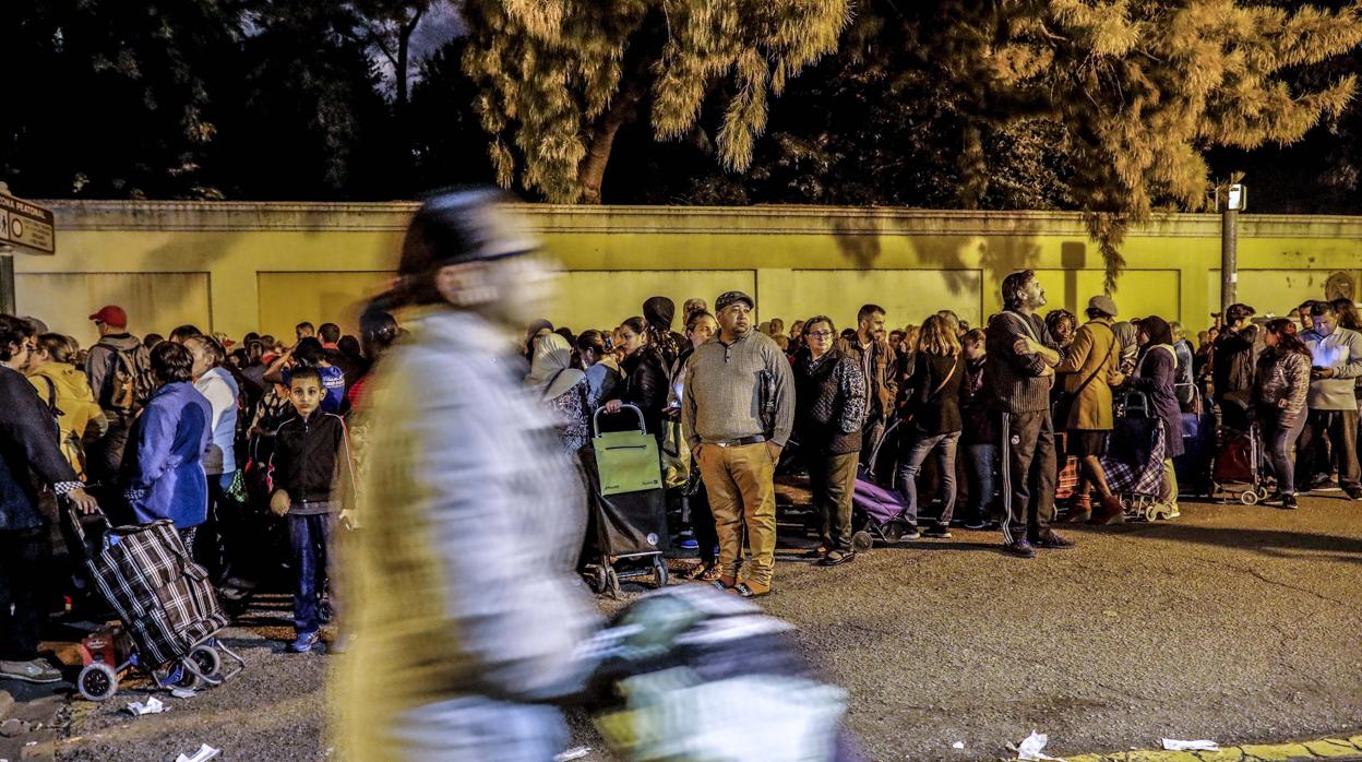 Imagen de la cola formada este lunes durante el reparto de víveres del Banco de Alimentos de Valencia