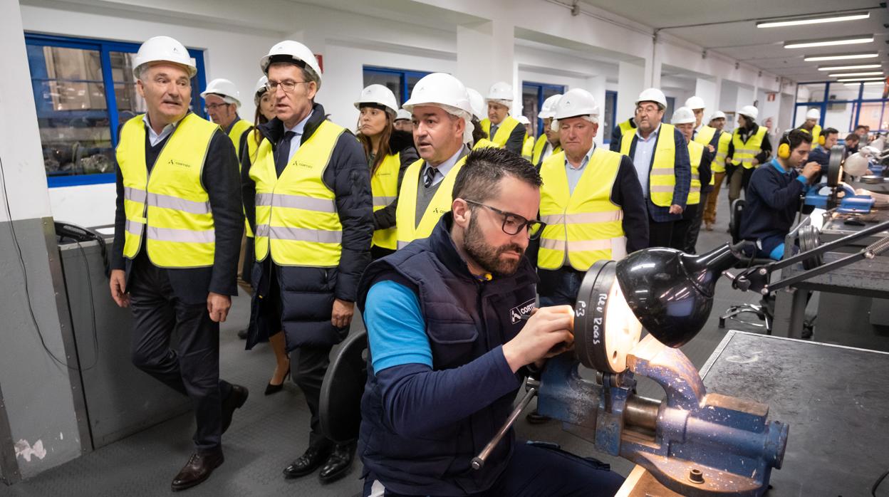 El presidente de la Xunta durante su visita a las instalaciones de Aluminios Cortizo