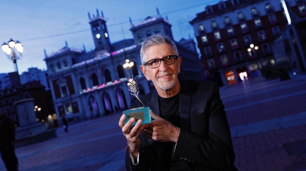 Antonio Hernández, con su Espiga de Honor, frente al Ayuntamiento de Valladolid