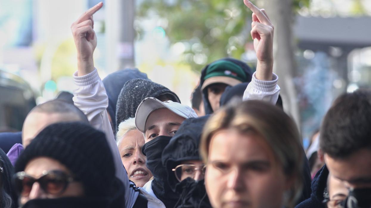 Un grupo de personas en Plaza de Castilla, ayer, apoyo a los detenidos en la protesta del sábado