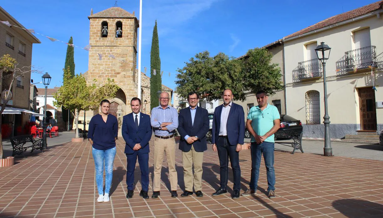 El delegado de la Junta en Toledo, Javier Úbeda, junto al alcalde Pedro Antonio de la Fuente, en una visita reciente a la localidad de Mohedas de la Jara