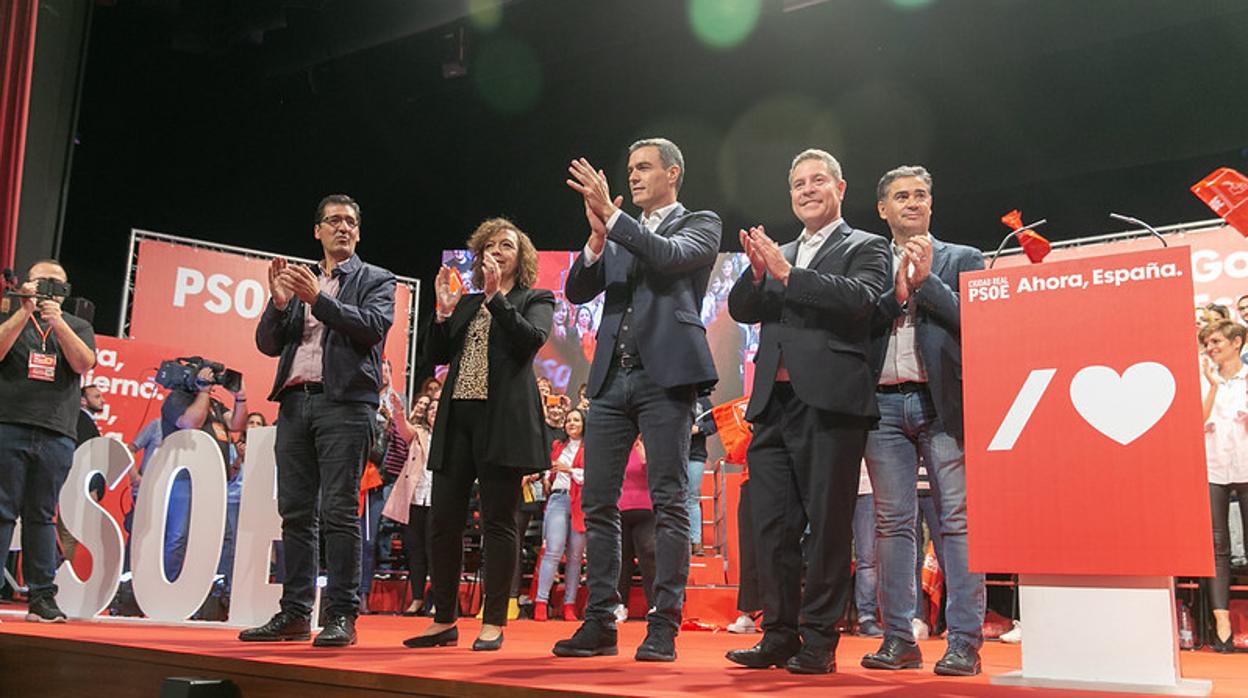 Pedro Sánchez, Emiliano García-Page y otros dirigentes del PSOE en Alcázar de San Juan