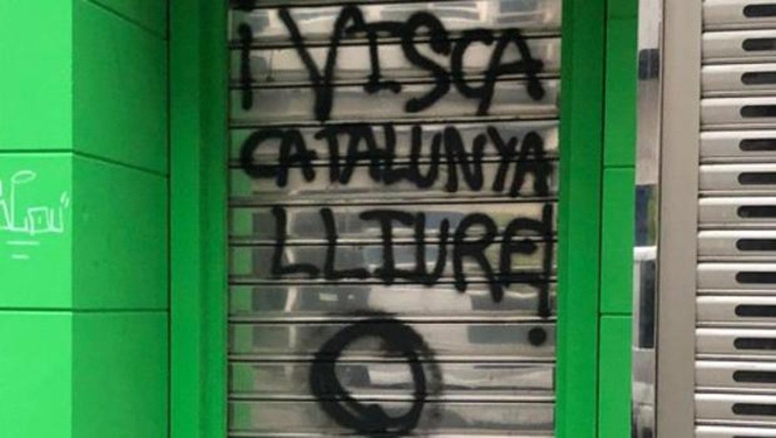 Así apareció la puerta de la sede