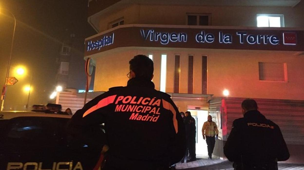 Agentes de la Policía Municipal, en la entrada del hospital donde fue hallado el alunicero