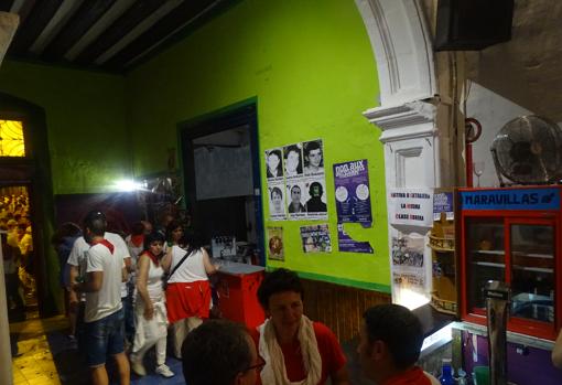 Interior del bar del 'Gaztetxe', fotos de los presos etarras incluidos