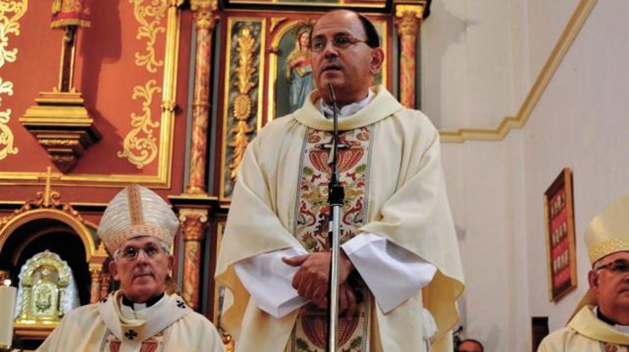 Monseñor Jiménez, de pie, junto al arzobispo de Toledo, Braulio Rodríguez