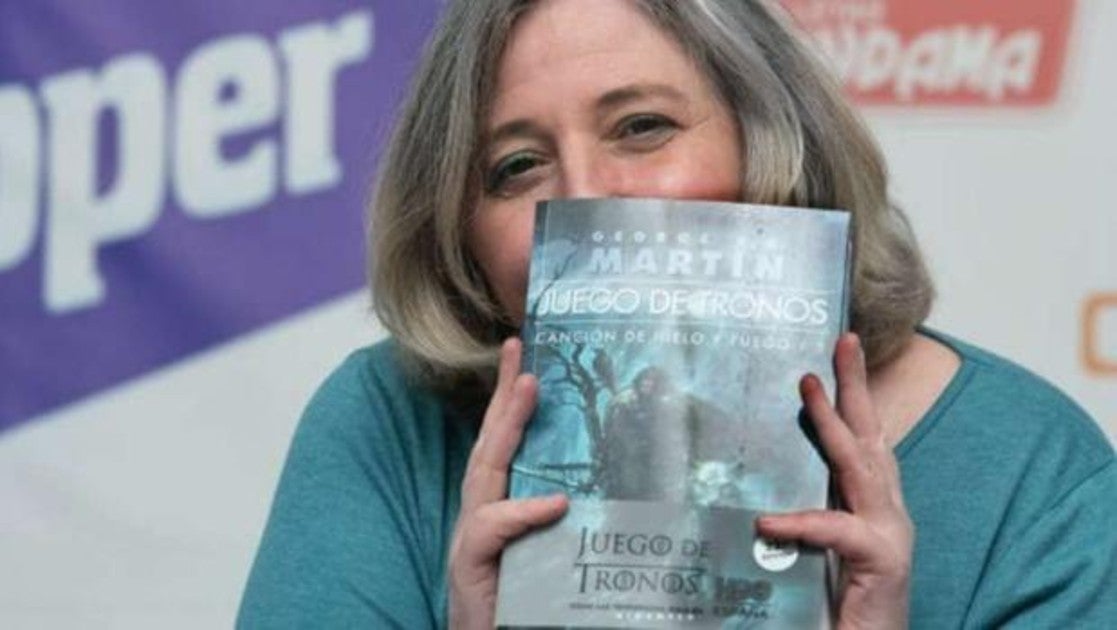 Cristina Macía sujeta el libro «Juego de tronos», de la serie «Canción de hielo y fuego«