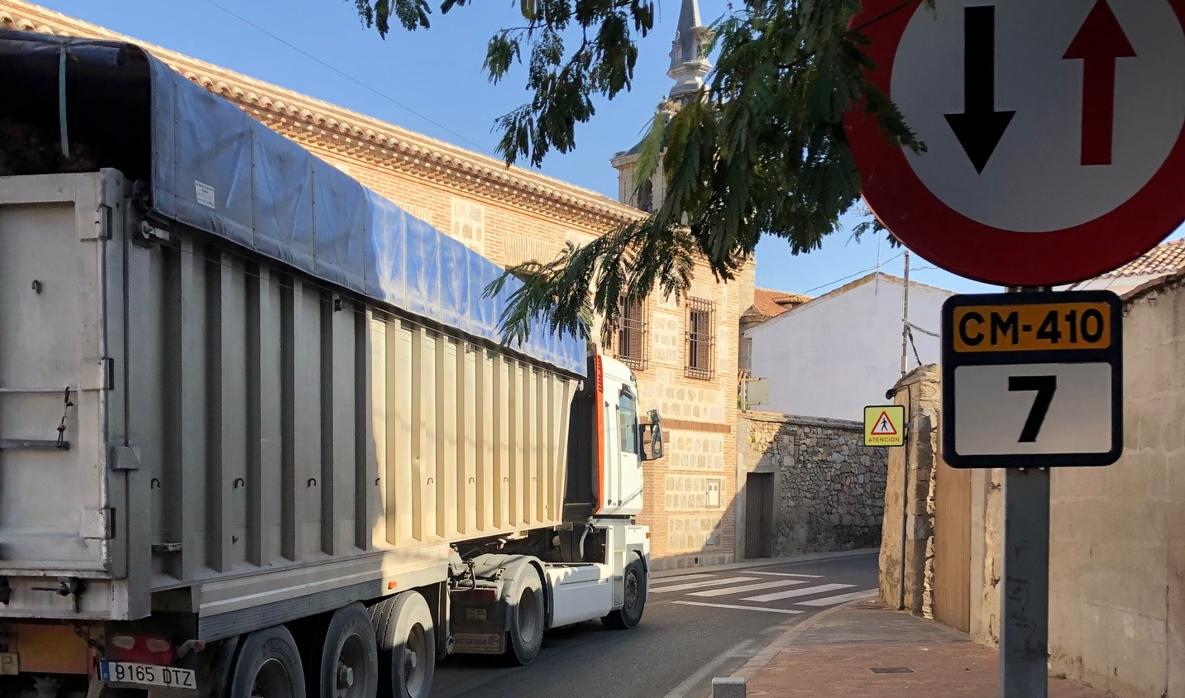 La vía tiene una alta intensidad de circulación de coches y camiones, principalmente de alto tonelaje