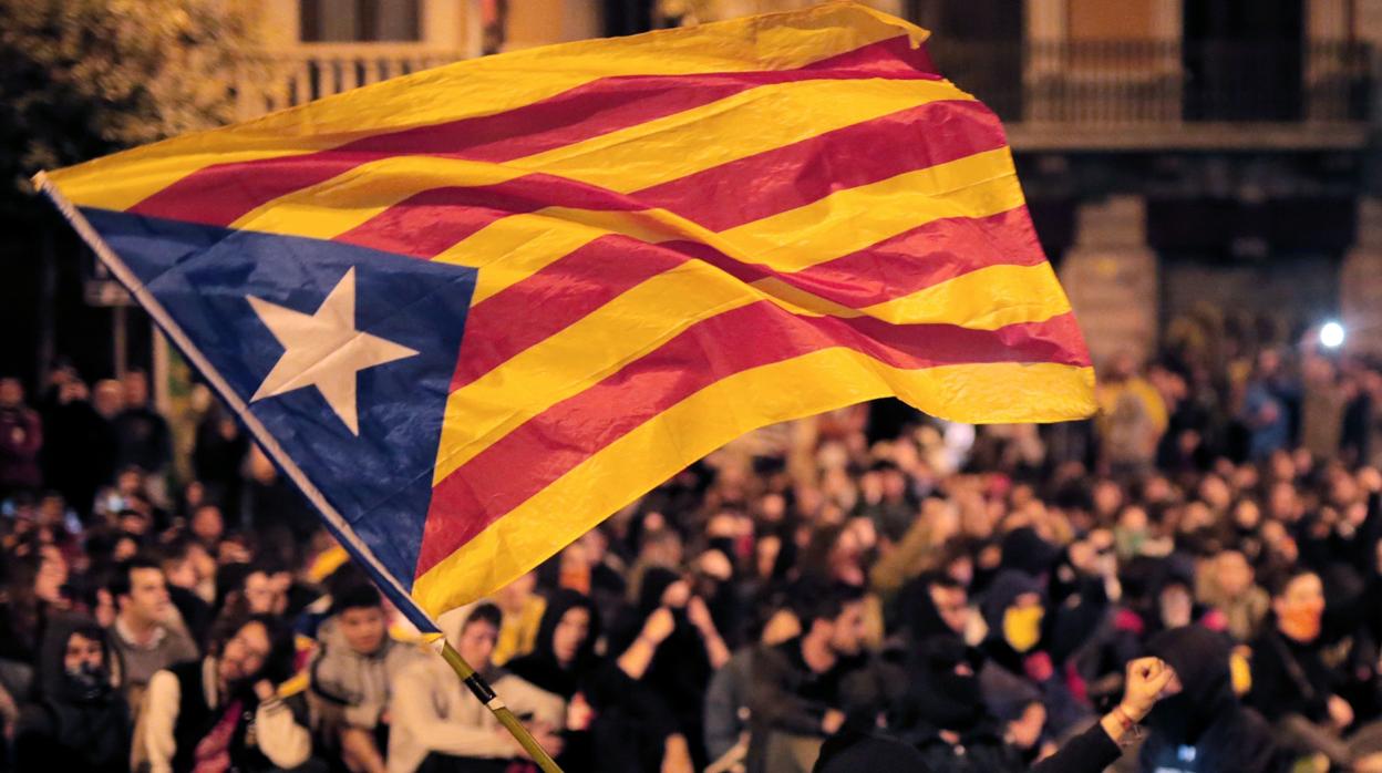 Un manifestante con una bandera independentista durante una protesta en Barcelona contra la sentencia del «procés»