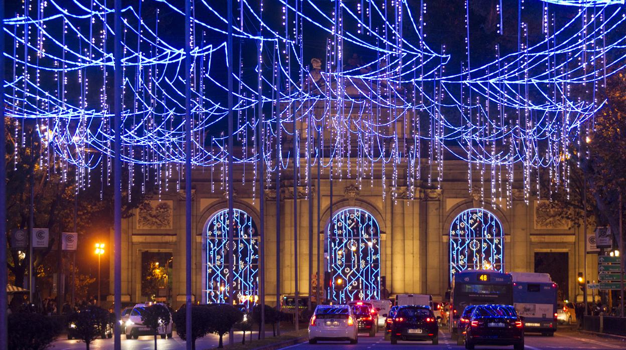 La Puerta de Alcalá decorada, el año pasado, con las luces de Navidad