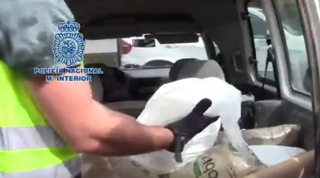 Imagen del vídeo de la Policía al intervenir las bolsas de cristal