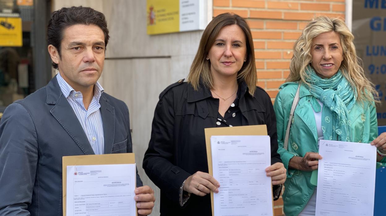 Imagen de los concejales del PP frente a la Inspección de Trabajo