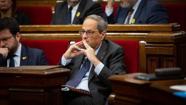 Los comunes y el tripartito independentista tumban una moción a favor de «acatar y respetar» las sentencias judiciales